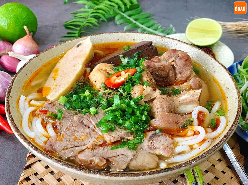  Bún bò Nha Trang – Món ăn dân dã “gây thương nhớ” giữa lòng phố biển
